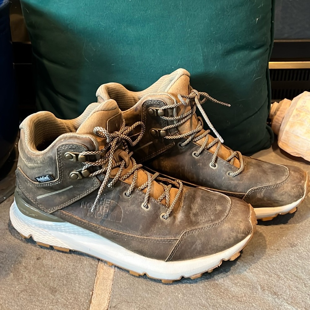 The North Face Men’s Val’s Mid Leather Hiking Boots